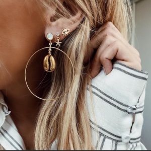 🌟2/$20🌟Beach shell gold color hoop earring